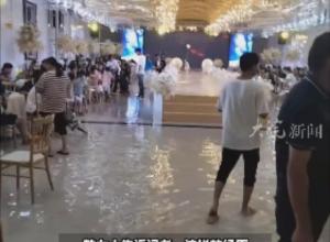 贝碧嘉携暴雨 酒店大厅被淹 
新人举办“水上婚礼” 
宾客冒雨赴宴  亲属：值得纪念