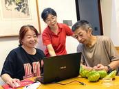 3位“攝影達人”駐村半個月 為舒城200多名老人免費拍照