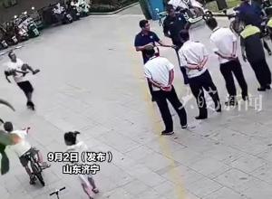 5岁男童高热惊厥，消防员直接抱起百米冲刺送医，网友：奔跑的背影是生命的守护