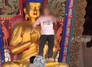 女游客攀爬佛像大闹 
官方通报:已被警方带走!