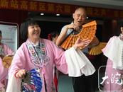 金婚夫妇同上戏曲培训班，老两口夫唱妇随