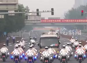 礼宾摩托车队组成V字型车阵，国家最高礼遇，迎接功勋模范