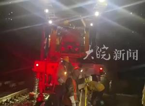 安徽境内高铁首次迎来机械化换轨 大皖新闻记者凌晨现场直击