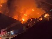 廣州一建筑凌晨突發(fā)火災(zāi)濃煙滾滾 目擊者稱屋頂燒坍塌  官方回應(yīng)系電子廠著火 