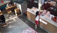 塔斯汀中国汉堡店内的童真礼物：小女孩用画笔记录美好印象 