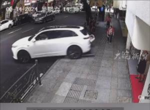 四川乐山一辆车撞向沿街商铺 
一名行人躲过一劫 
目击者：听到“砰”一声 玻璃碎一地
