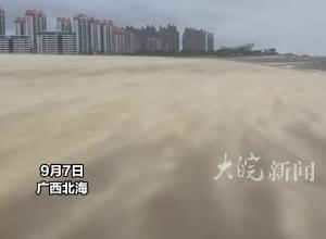 台风后的海边沙滩，细沙被风吹动像浪涛奔涌，“平常没见过的奇观”