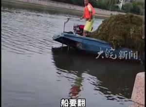 女子提醒船上大爷船要翻 大爷没当回事 下一秒翻船差点把大爷扣里面