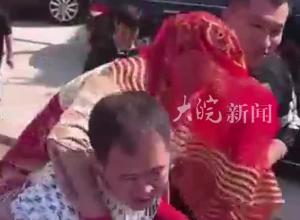 山西一新娘被绑在电线杆上 新郎发小：事先征得新人同意 "捆绑过程中 新郎也在旁边"
