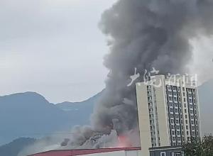 福建宁德时代一厂区内发生火灾 官方通报：组织疏散群众 目前未接到人员伤亡报告
