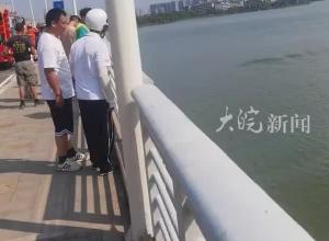 湖北武汉严西湖大桥 一小车冲破护栏坠湖  民警、消防等部门前往现场处置