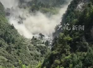 四川阿坝州沙湖寨村发生山体滑坡 画面显示现场扬起大量尘土