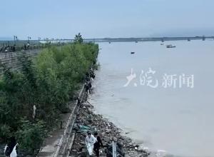 杭州多位新人在江边拍婚纱照时 不料潮水飞涨新人只能狼狈跑离  目击者:昨天潮水不大 否则根本逃不了  提醒大家涨潮时尽量别去江边
