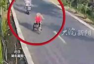 老太太騎三輪車遭追尾，被摔進(jìn)車廂 路上轉(zhuǎn)圈圈，騎車人慌亂溜了 奶奶：這就走了？