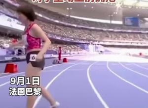 巴黎残奥会上演感人一幕!中国选手史逸婷夺冠后累到无法站立 对手主动上前拥抱
