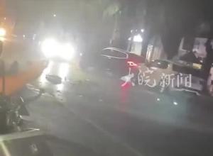 广西桂林警方通报 4男子街头开车互撞持械打架 3名嫌疑人被抓获
