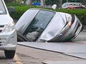 濟南一網約車陷入路面坑洞致乘客受傷最新進展 交警回應詳情