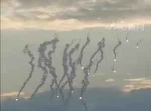 江西抚州天空出现数个火球 
当地部门:未监测到天气异常,正在派人调查 