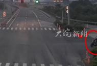 男子騎車闖紅燈5秒內兩次死里逃生  交警都驚嘆：他上輩子拯救了世界
