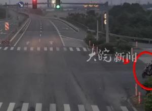 男子骑车闯红灯5秒内两次死里逃生  交警都惊叹：他上辈子拯救了世界