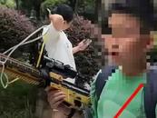 五年級男孩持弓弩虐貓，家長竟稱“尊重孩子愛好”？
