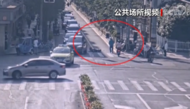 因行人闖紅燈摔倒被轎車碾死 誰擔責？法院判了