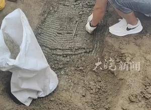 安徽霍邱惊现大量古钱币，村民称该处为田地 并非古墓，“挖了两三米 千把斤应该有的”