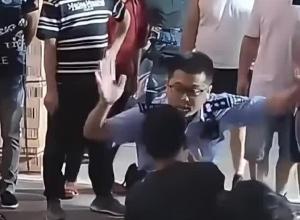 残疾人深夜在街头卖唱扰民 民警现场“街头演讲” 让局面从剑拔弩张到相互理解