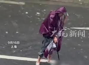 上海浦东受台风影响出现小范围积水，一楼商铺大哥暴雨中拉起了窨井盖