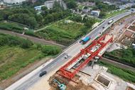 合肥廬江縣二軍公路上跨合九鐵路工程南半幅橋預制梁完成架設