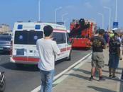 武漢嚴西湖大橋一車輛撞斷護欄墜湖   多方回應 