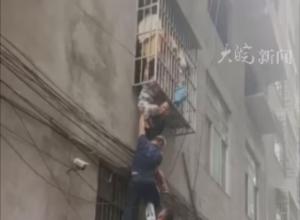 广西乐业县一4岁男童被卡防盗窗 
邻居合力将其安全救下
