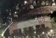 印度數(shù)千人聚集看演出，擠滿數(shù)百人的陽臺瞬間坍塌，造成至少100人受傷