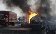 一輛滿載汽油的油罐車與卡車相撞后爆炸起火，致48人死亡
