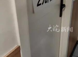 哈尔滨一麻辣串店家店内贴标识“不吃串上厕所收费2元” 店家：谁也不缺这2块钱 就是太憋气
