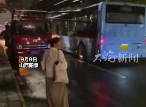 货车上一根粗管直插进公交车内，当地回应：无人员伤亡