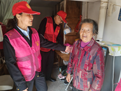 重陽(yáng)節(jié)交通執(zhí)法人慰問孤寡老人