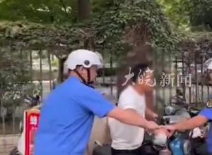 广州一商贩持铁棍殴打城管 当地回应：依法依规执法，商贩被警方带走
