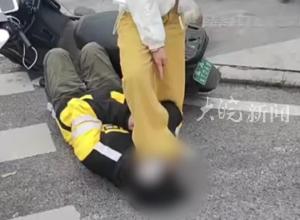 女子当街踩脸殴打外卖小哥，目击者：女子喝了酒，脚踹还扇巴掌，派出所：已接警，此事正在处理中 