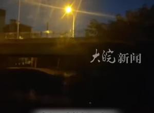 老师接娃路上，勇救轻生女孩  耗尽体力救她一命，并幽默安抚  我外号“阎王”你已经见过了
