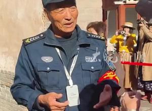 小西天景区保安大叔辞职， 67岁的他哽咽解释：游客合影被制止，心里难受