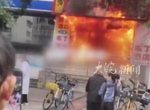成都武侯区一地发生火灾，现场有人员被抬上救护车 ，已有超20人送医
