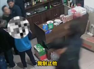 公职人员在饭店院里小便 
被制止后拿烟头扔老板？ 
当地通报：已立案调查
