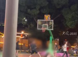 篮球场内男子一飞脚踹倒女孩
 警方已介入处理
