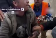 巴勒斯坦男子抱著孩子的尸體，苦苦哀求再檢查一次，期盼兒子還能活著…