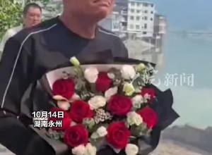 5岁时上学路上被拐36年后回家，母子二人团聚时双双跪地紧紧相拥