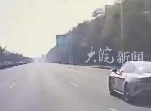 西安一轿车失控酿事故 致公交站台两人被撞