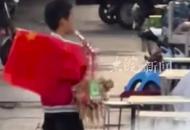 男孩在街上售賣手工藝品  向每個客人鞠躬表示感謝 “希望他一直這樣 善良,勇敢的生活下去”
