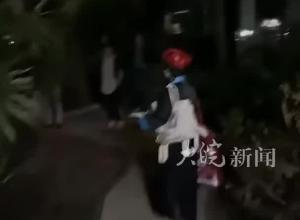 女子深夜穿僵尸服回小区吓到遛狗大爷 物业：该女子是小区业主 搞完表演回来，以后将加强管理
