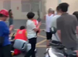 漳州一车辆疑似失控冲进小学  警方通报：1死8伤  事故造成驾驶人死亡
